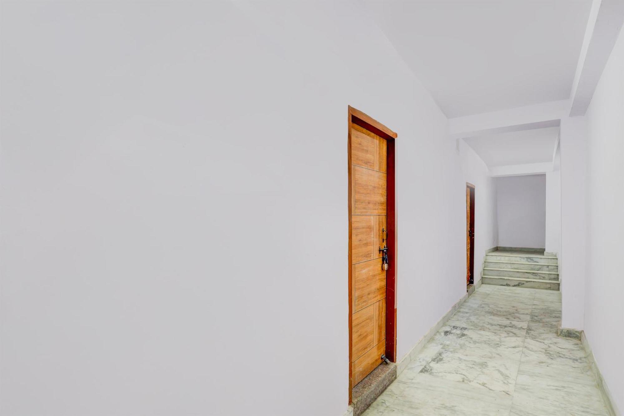 Hotel O Ocean Plaza Yeni Delhi Dış mekan fotoğraf